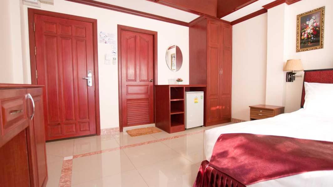 Bluebird Inn Pattaya Bagian luar foto